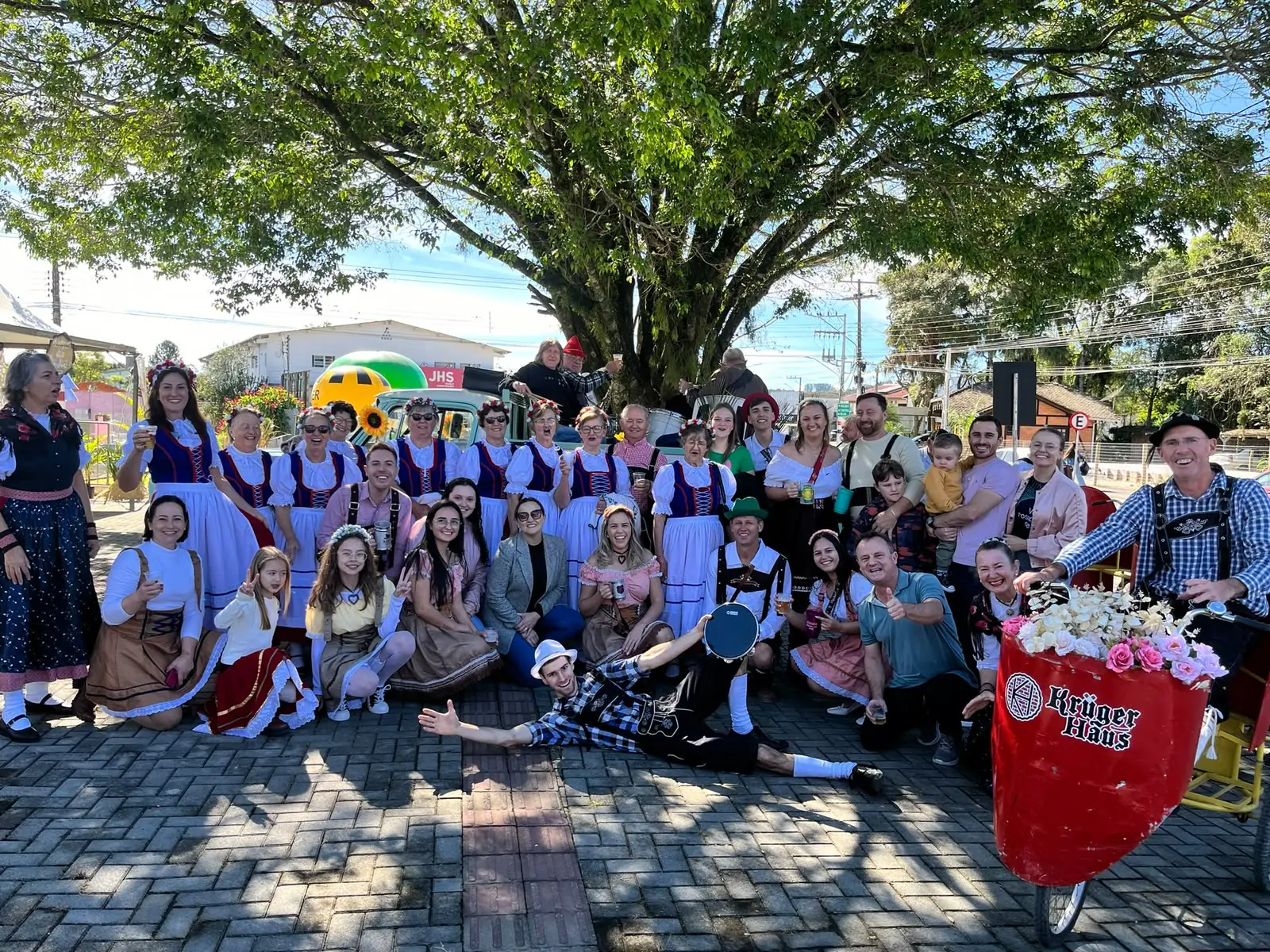 Moradores com trajes típicos alemães reunidos na praça durante o Sommer Bier Fest 2026