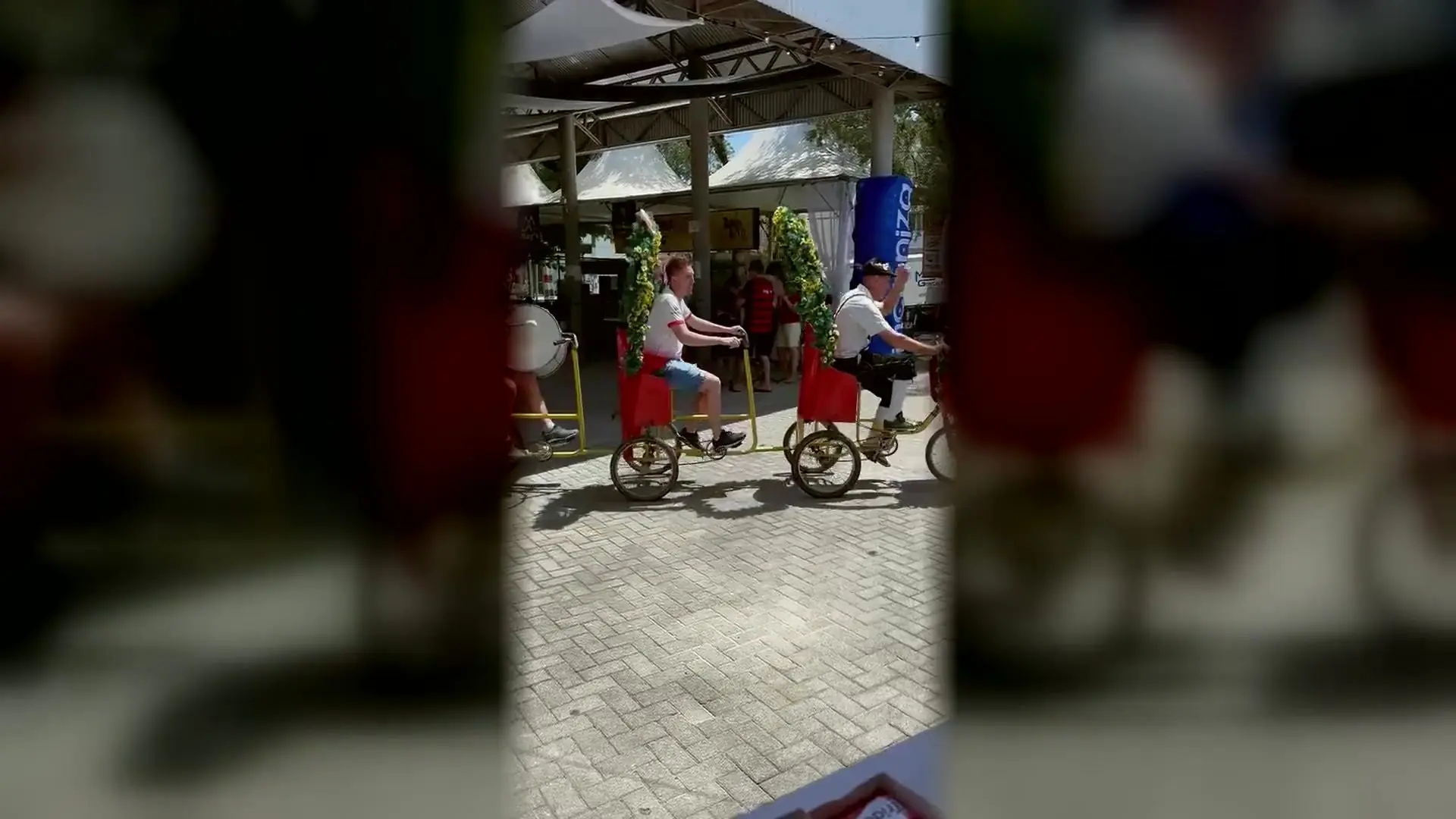 Bandinha típica em triciclos enfeitados toca passando pela praça do Sommer Bier Fest 2026