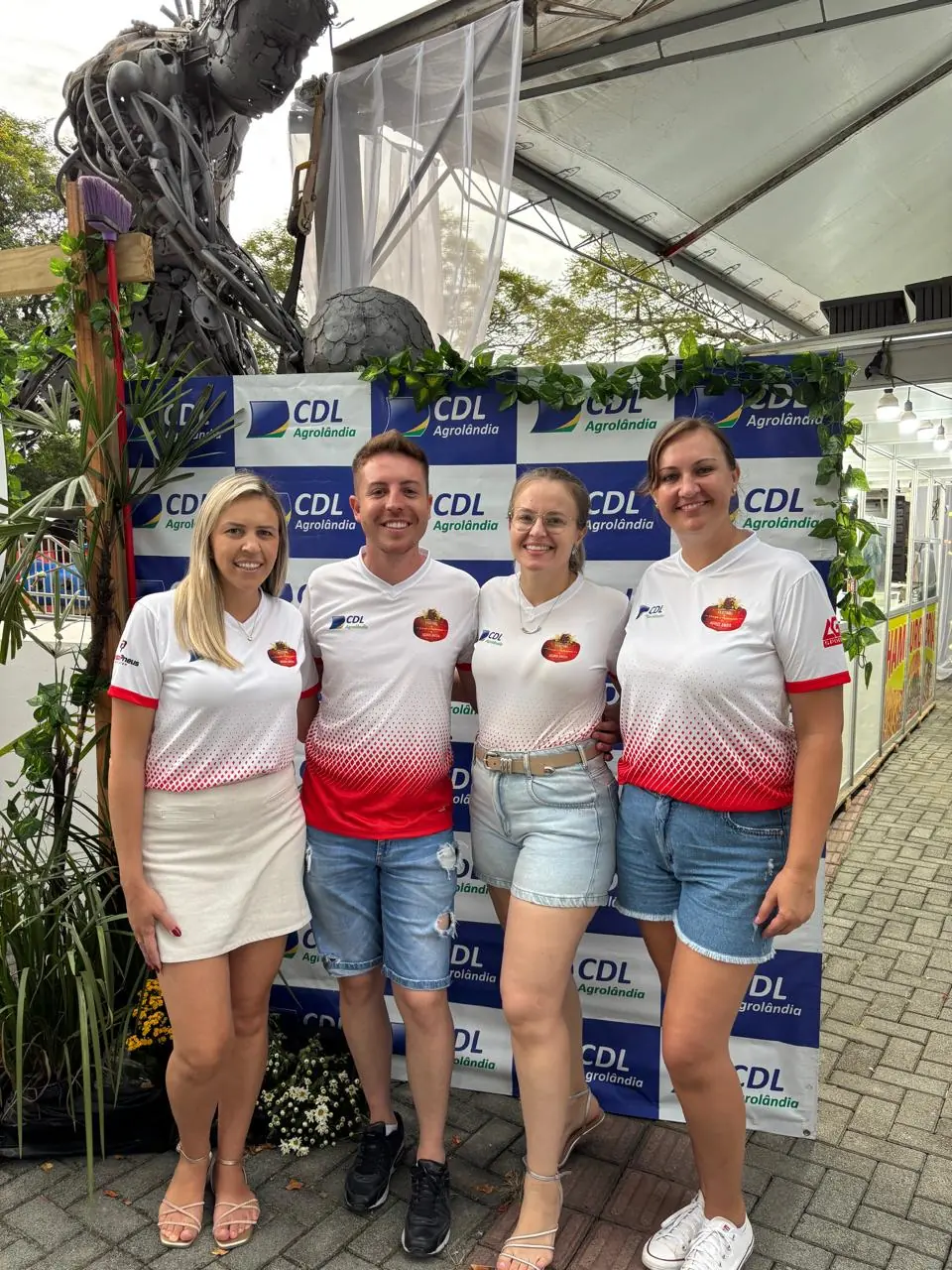 Equipe da CDL Agrolândia diante do painel da CDL no Sommer Bier Fest 2026